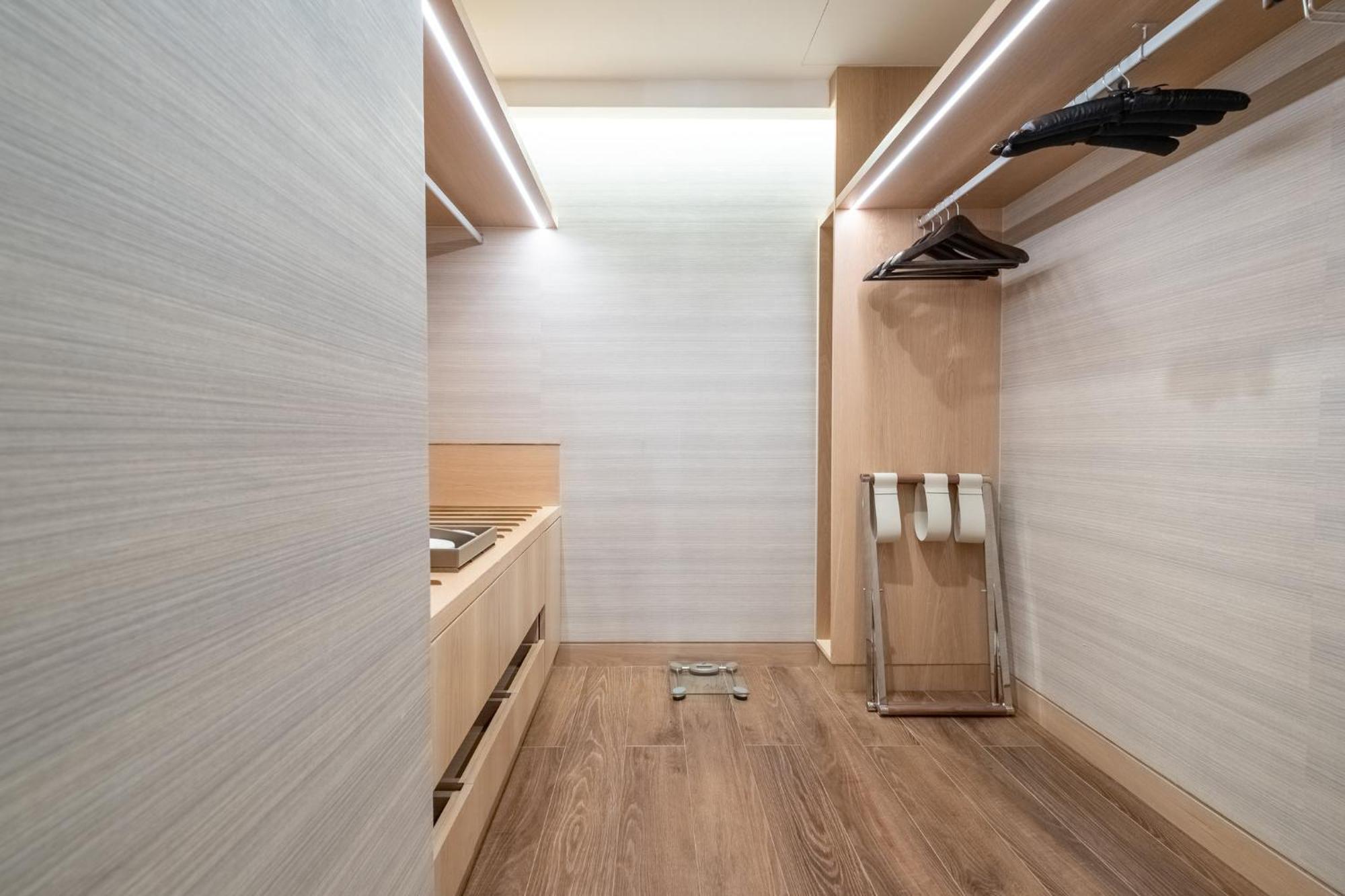 فندق Mandarin Oriental, سانتياغو المظهر الخارجي الصورة Interior of a capsule hotel in Tokyo