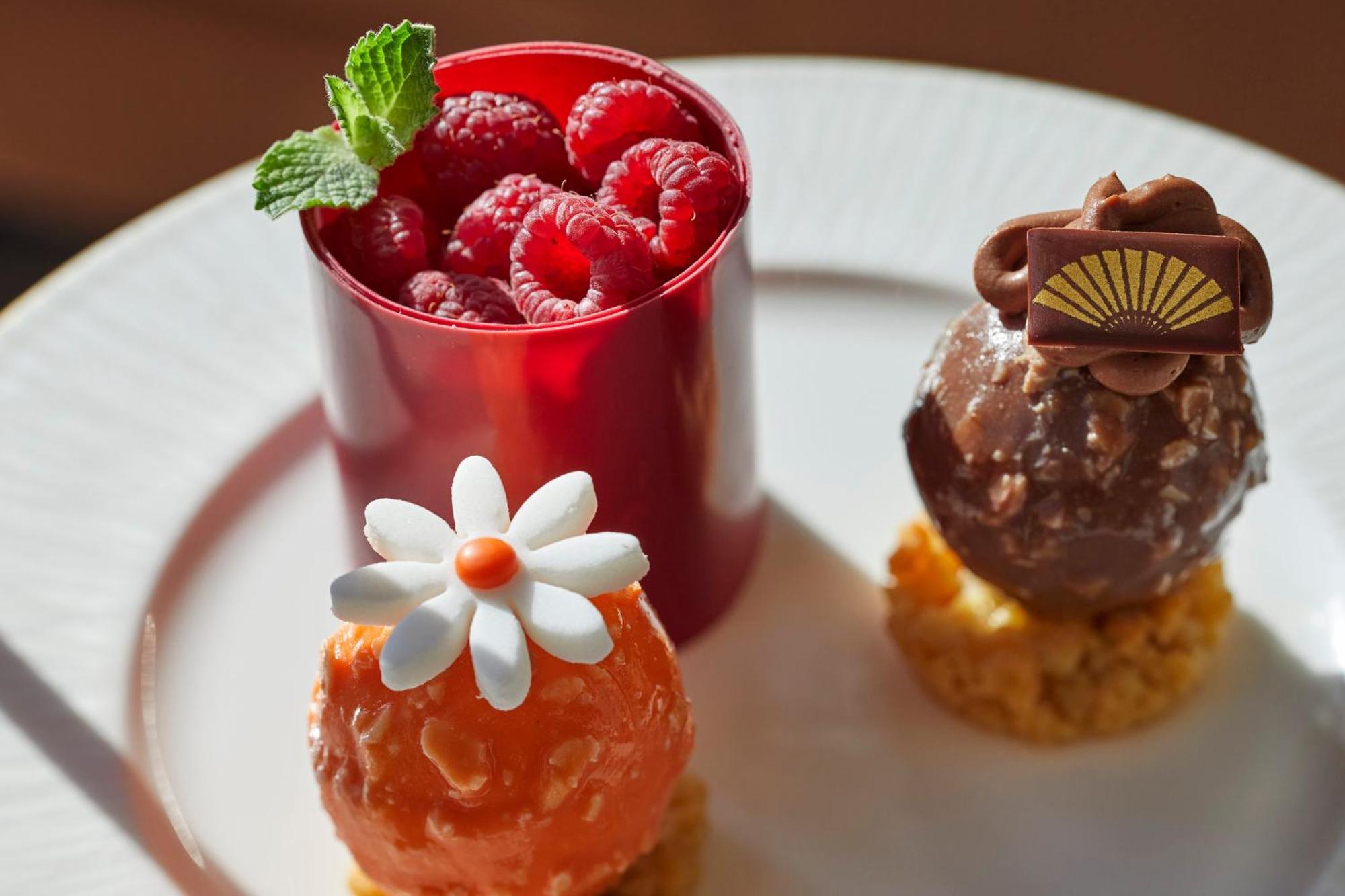 فندق Mandarin Oriental, سانتياغو المظهر الخارجي الصورة A selection of petits fours