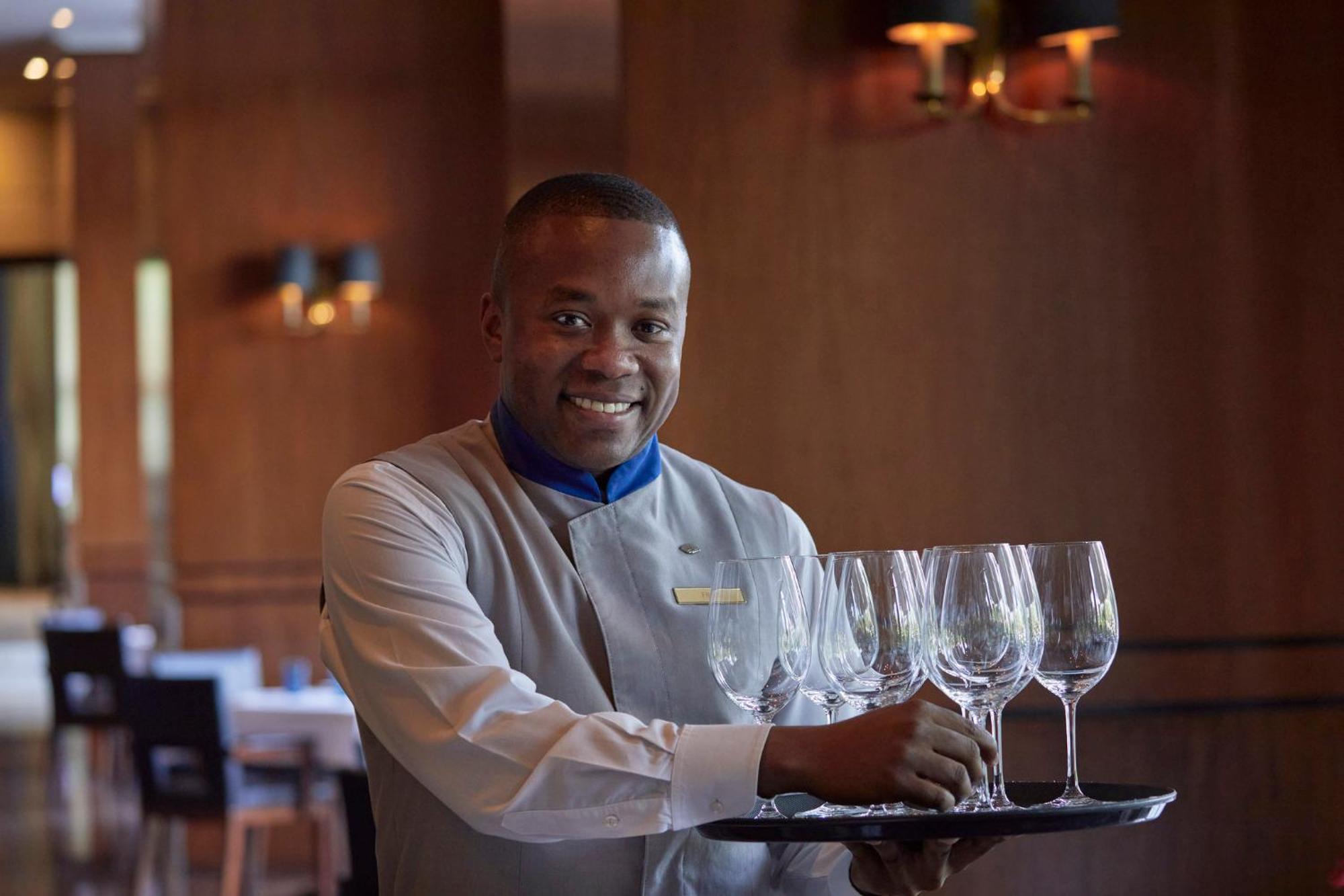 فندق Mandarin Oriental, سانتياغو المظهر الخارجي الصورة A waiter at work