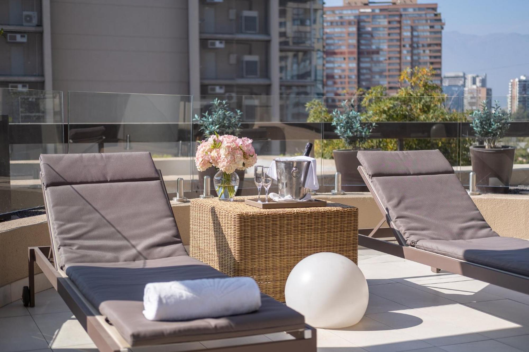 فندق Mandarin Oriental, سانتياغو المظهر الخارجي الصورة The rooftop pool at the Mandarin Oriental