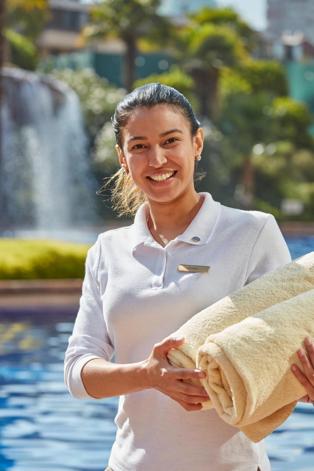 فندق Mandarin Oriental, سانتياغو المظهر الخارجي الصورة A Disney cast member at Walt Disney World