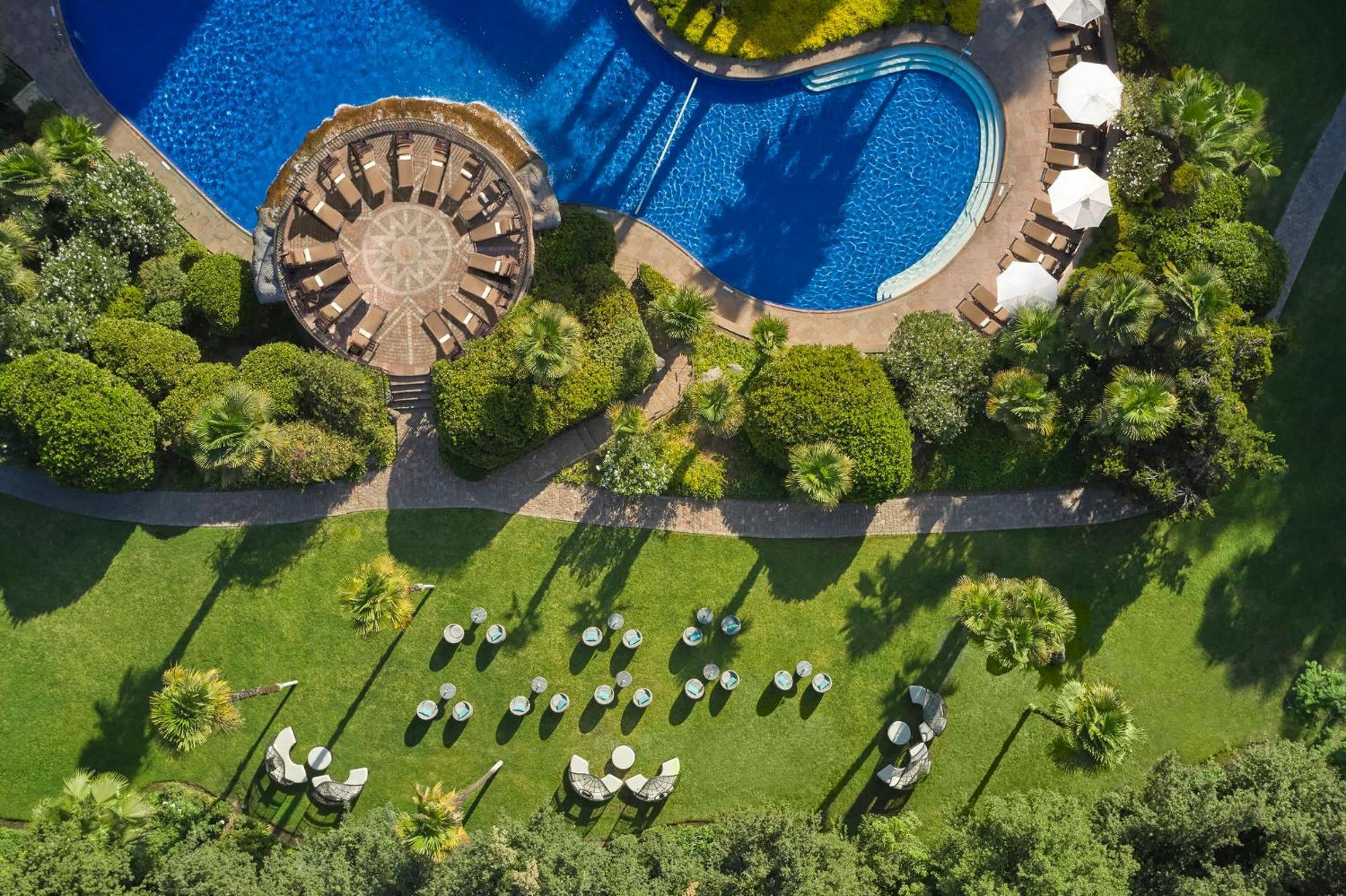 فندق Mandarin Oriental, سانتياغو المظهر الخارجي الصورة Aerial view of the pool at the Four Seasons Hotel
