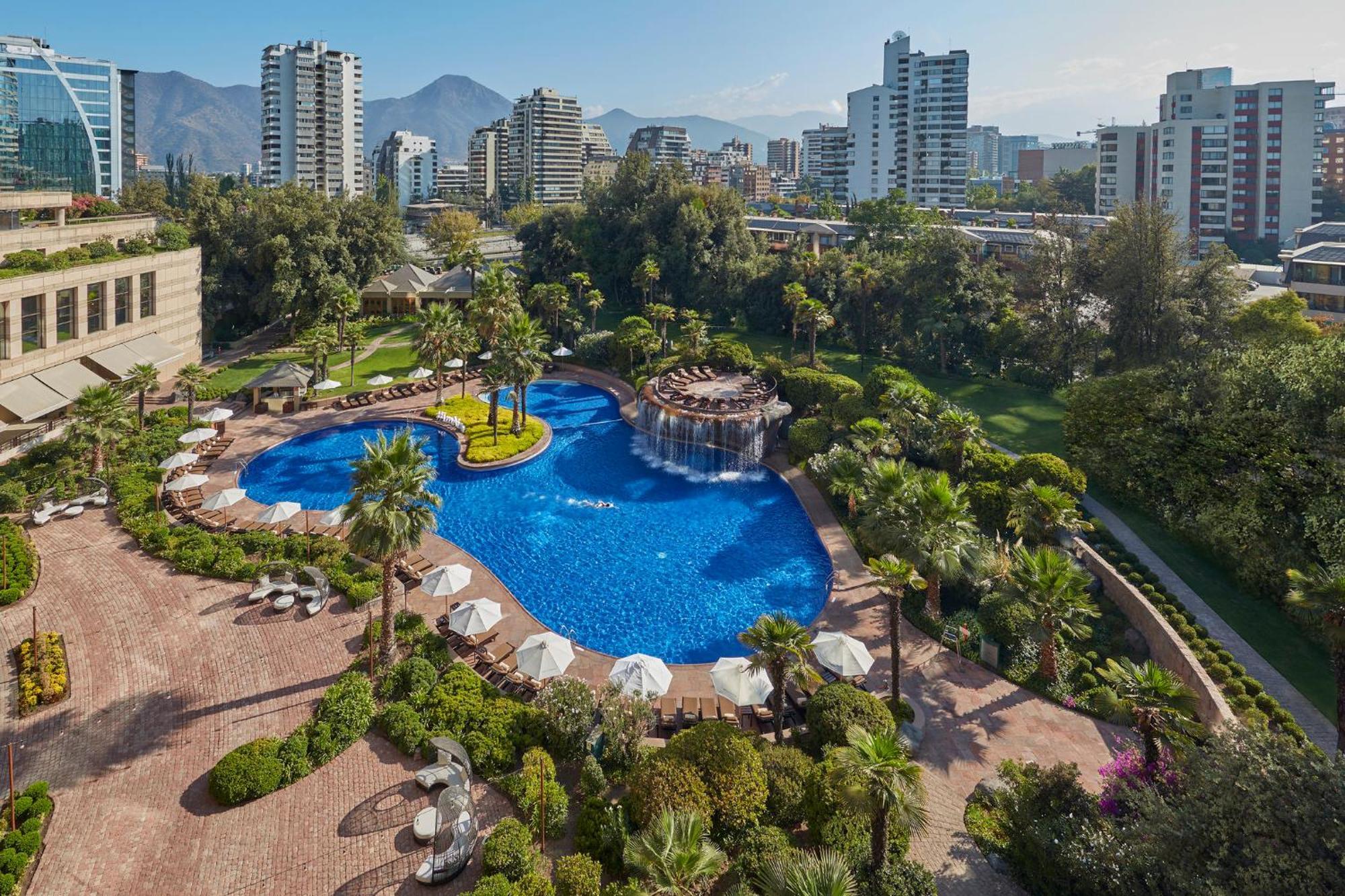 فندق Mandarin Oriental, سانتياغو المظهر الخارجي الصورة The pool at the JW Marriott Santiago